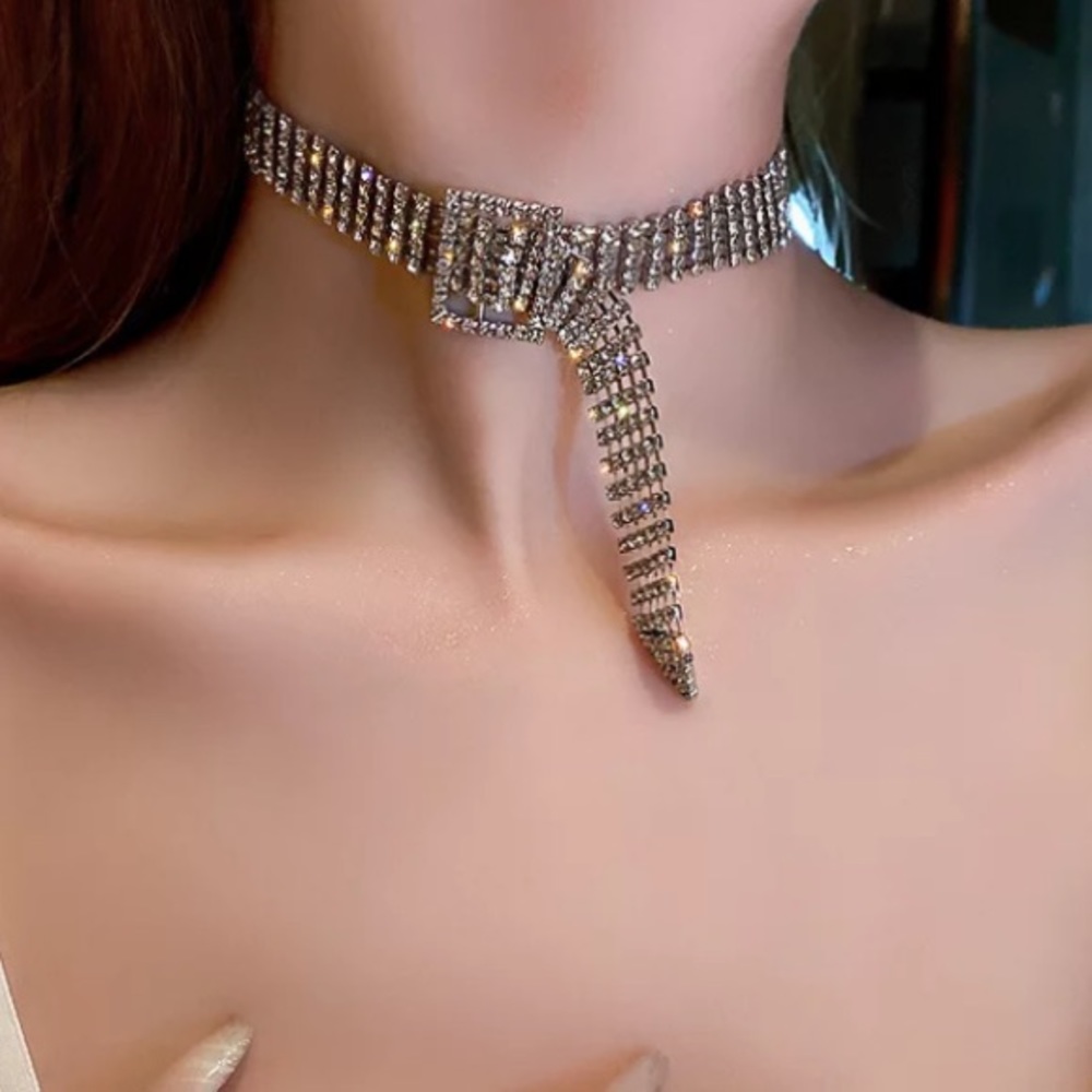 🌟 Silver Rhinestone Choker Necklace - Picture 3 of 5